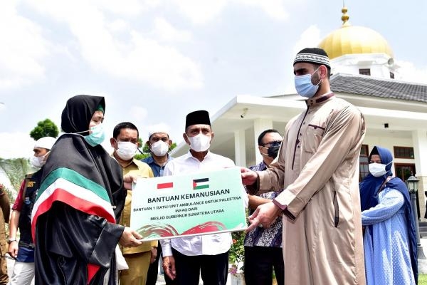 Gubernur Edy Rahmayadi Serahkan Bantuan Ambulans untuk Palestina